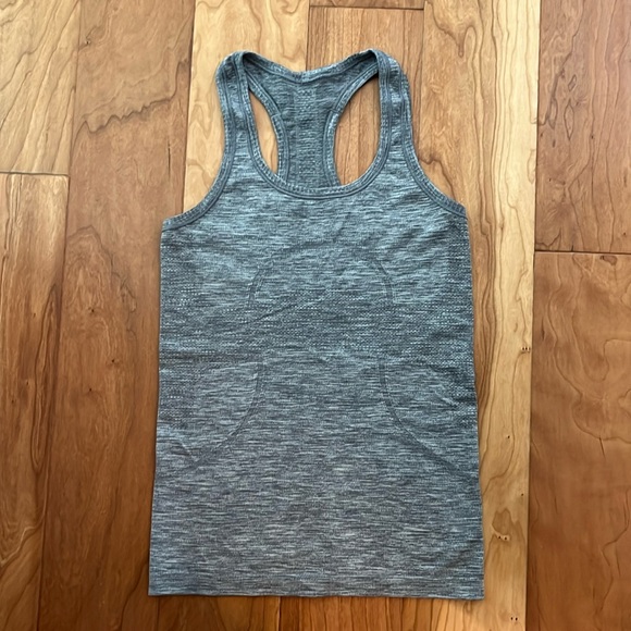 Swiftly tank lululemon size 4 - Picture 2 of 4